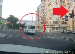 Новороссийский маршрутчик вновь отличился ездой на красный