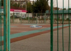Труп на стадионе школы обнаружили в Новороссийске