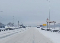 Новороссийск завалило снегом: на дорогах опасно