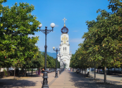 Погода в Новороссийске: жара, сильный ветер и волны 