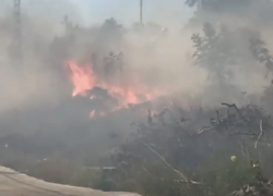 Сильный пожар разыгрался в Восточном районе Новороссийска