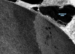 Нефтепродукты атакуют: пятно из 900 тонн мазута идет к берегам Темрюка и Тамани
