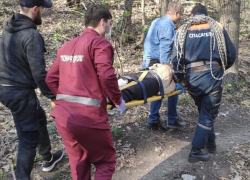 Жительница Новороссийска выгуливала собаку и упала с обрыва