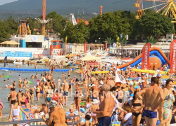 «Не протолкнуться!»: туристы атакуют пляжи Чёрного моря. Что в Новороссийске?