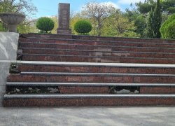 Житель Новороссийска возмущён состоянием лестницы на пути к братской могиле 
