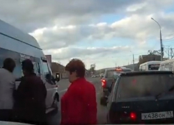 Бесстрашные пешеходы бегают через дорогу в Новороссийске