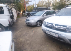 Водители Новороссийска заставляют машинами единственный тротуар