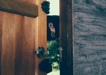 «Иду, иду и тут – бац!» Новороссиец наткнулся на открытую квартиру и украл из нее телефон