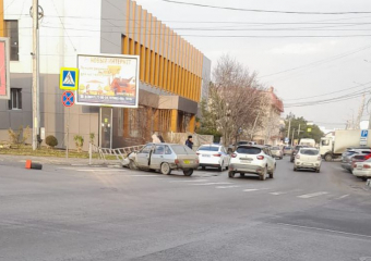 С утра пораньше: на одном из перекрёстков Новороссийска автомобиль получил серьёзные повреждения 