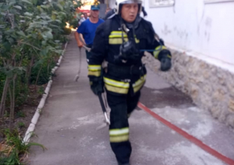 Больше 30 человек эвакуировали из горящего дома в Новороссийске