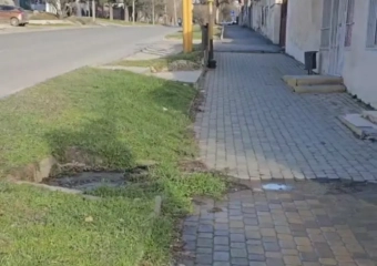 Канализационные реки потекли возле администрации Новороссийска