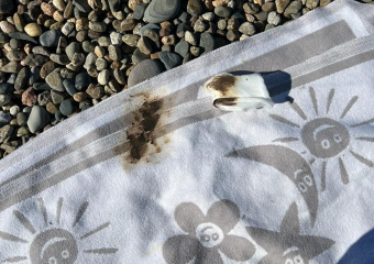 Пляж в Новороссийске покрыт нефтепродуктами – мазут пачкает детей и взрослых 