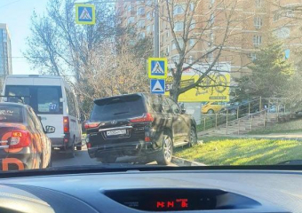 Бог парковки: новороссиец на "Лексусе" выбрал супер-место 
