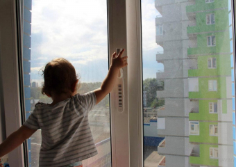 Трехлетний малыш выпал из окна в Новороссийске 