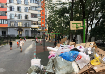 "Вонючее соседство" образовалось рядом с детской площадкой в Новороссийске 