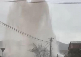 Без воды останутся многие: в Новороссийске бьет фонтан 