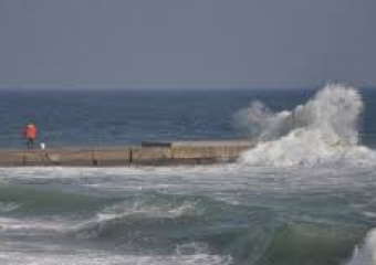 Волна накрыла и унесла в открытое море двух новороссийцев