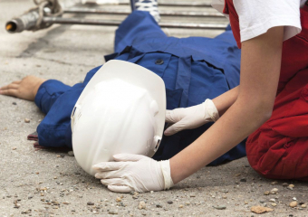 Без страховки: работник Новороссийского порта сорвался с высоты восьми метров  