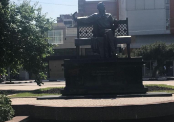 Пушкин сидит с видом на грязные фонтаны в Новороссийске