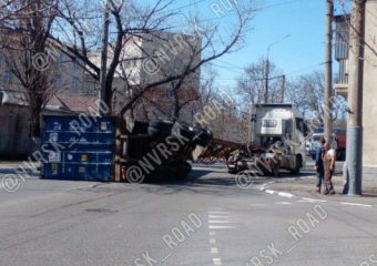 Движение по Новороссийску парализовал перевёрнутый контейнер