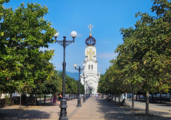 Погода в Новороссийске: жара, сильный ветер и волны 