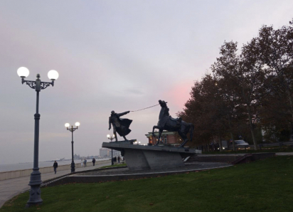 Атака беспилотников в Новороссийске:  повреждена нефтебаза, дома, пострадал житель