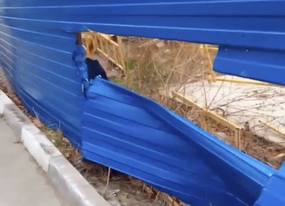 Забор в Южном районе угрожает жизни и здоровью новороссийцев, но чиновникам все равно 