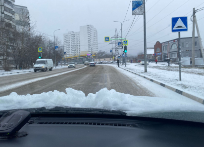 Новороссийск завалило снегом: на дорогах гололед, жители опоздали на работу 