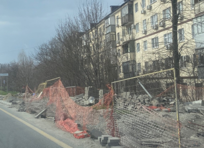 Яма «имени АТЭКа»: вечная течь заставляет новороссийцев рисковать жизнью