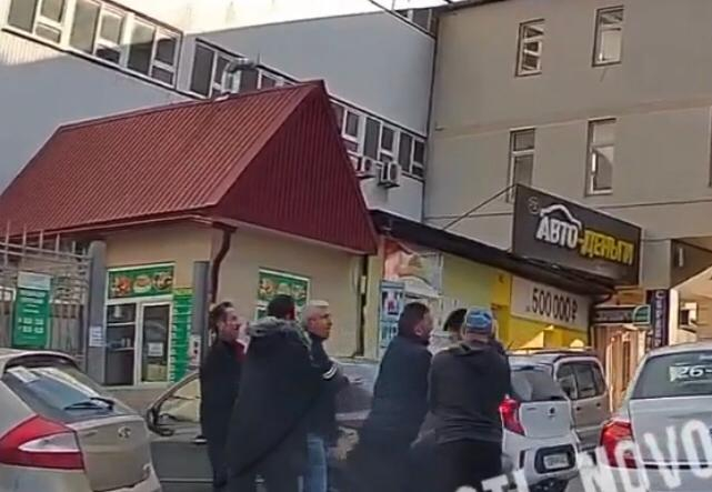 Таксист vs. прохожий: еще одна драка произошла на дорогах Новороссийска