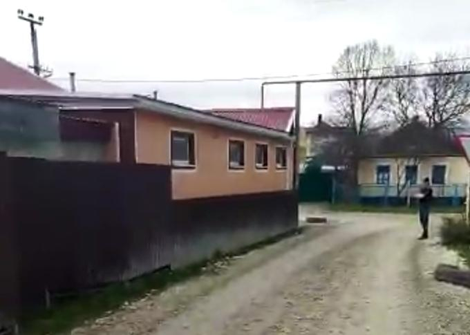 Фура сломала забор и заехала прям на участок: жители Натухаевской не дождались помощи от администрации