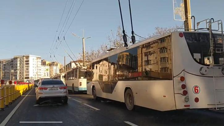 В Новороссийске из-за отключения света на проспекте Ленина встали троллейбусы