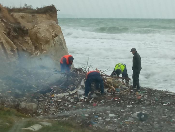 Жительница Мысхако рассказала о «людях в желтых жилетах», которые вместо уборки мусора с пляжа решили его сжечь