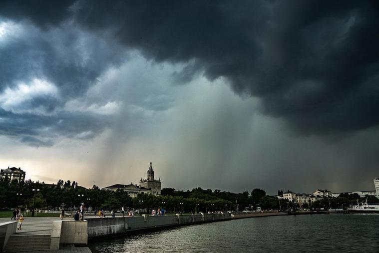 Новороссийск дождался: спустя два месяца засухи город радуется обильному дождю