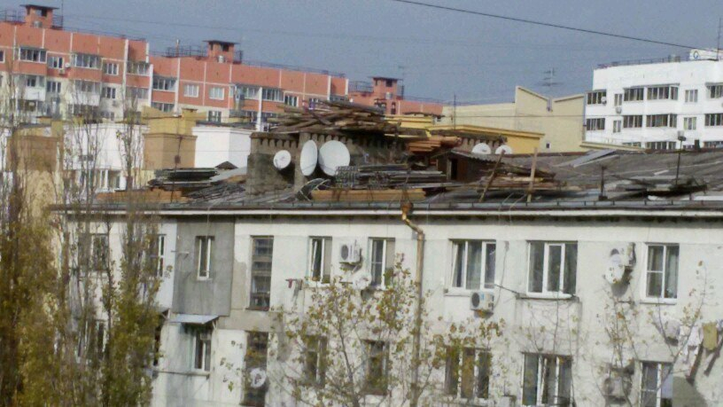 Настоящий бардак творится в Новороссийске на крыше одного из многоквартирных домов