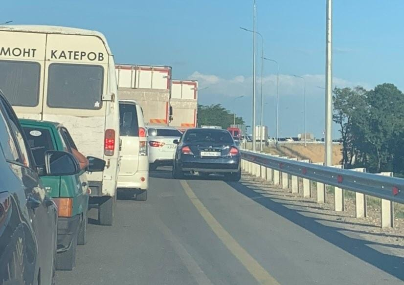 Очередной «обочечник» в пробке из Новороссийска зацепил зеркало авто и ...