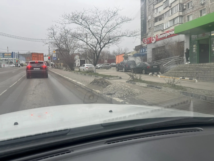 «Мы что в селе Пупкино живём?» - житель Новороссийска возмутился из-за кучи грязи на тротуаре 