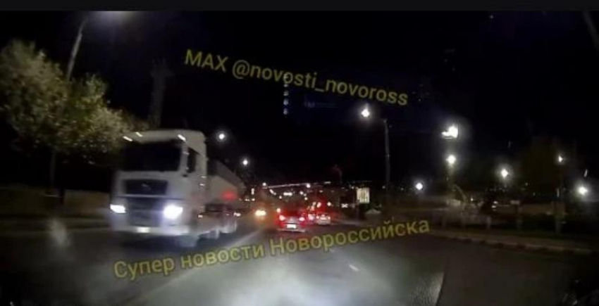 Жители переживают: скоро мост обвалится под весом фур в Новороссийске