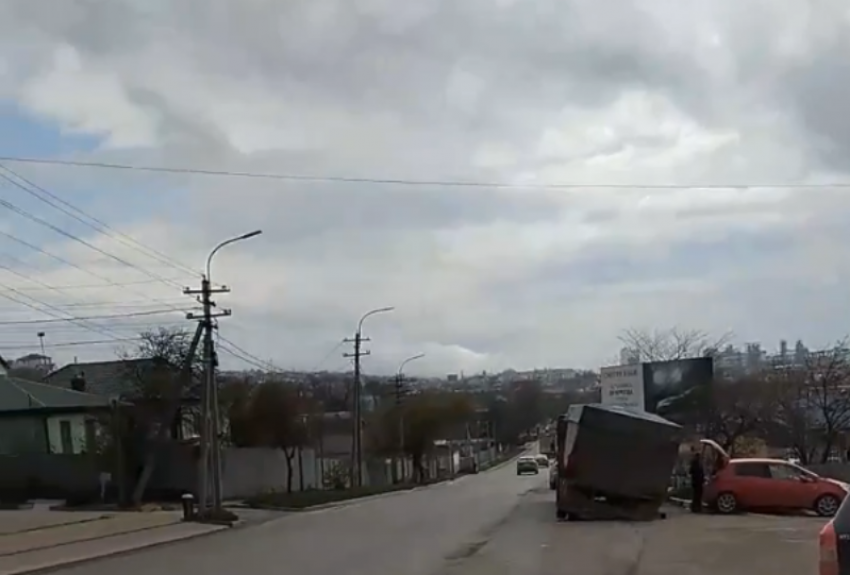 Состояние дорог в Новороссийске: «Это не «КАМАЗ» прилег от старости, а наши дорожки помогли"