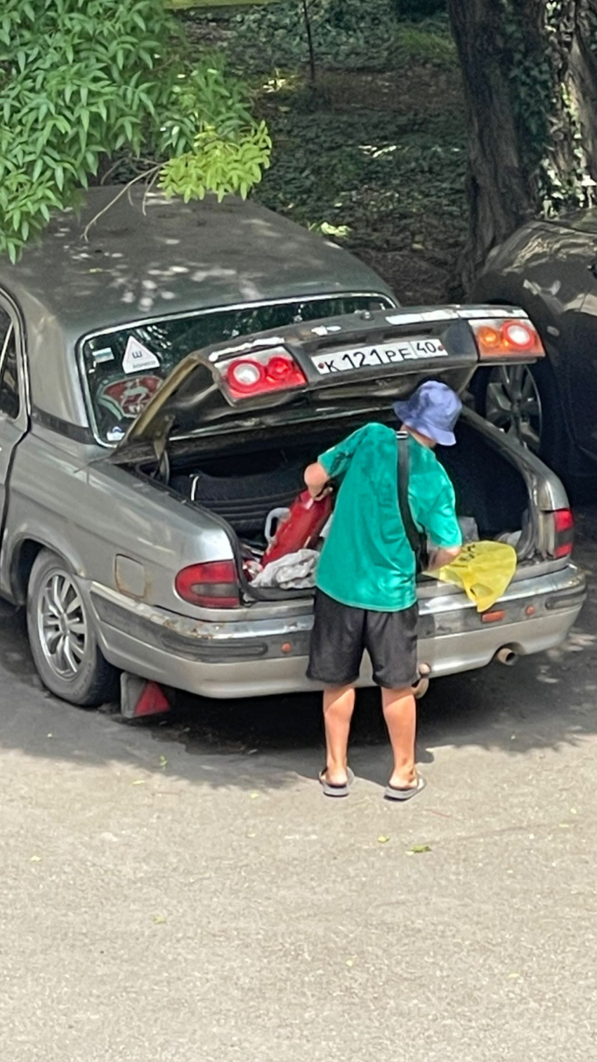 Подросток вскрыл багажник чужой машины в Новороссийске 