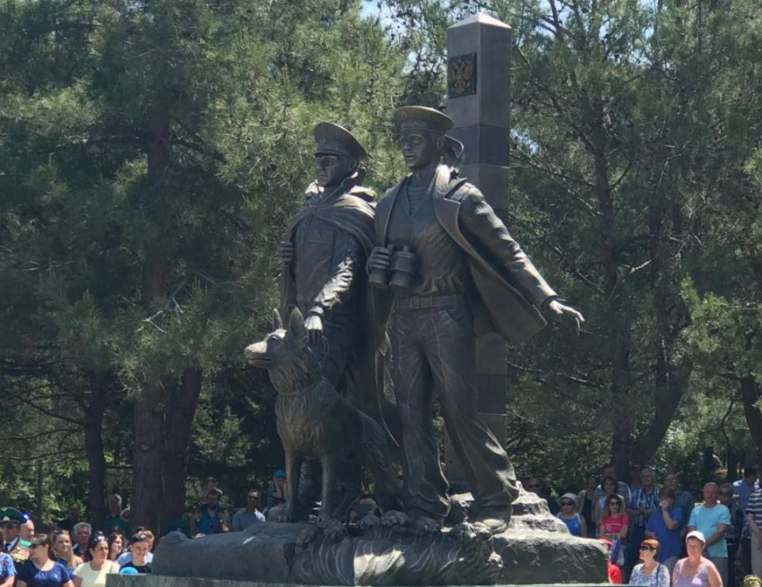 Новороссийские офицеры и ветераны приняли участие в открытии памятника пограничникам