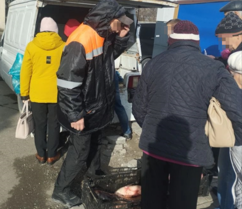 Не ешьте с пола: новороссийцам продают продукты не как положено