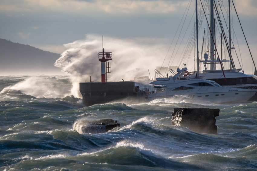 Жутко красиво: норд-ост в Новороссийске завершил бархатный сезон на Черноморском побережье 