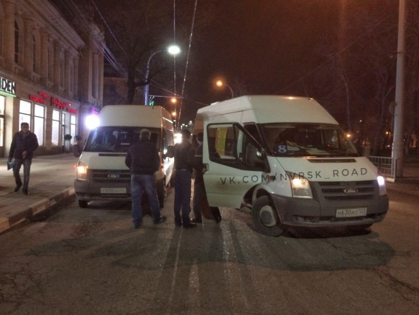 В Новороссийске водители двух маршруток не поделили одну дорогу 