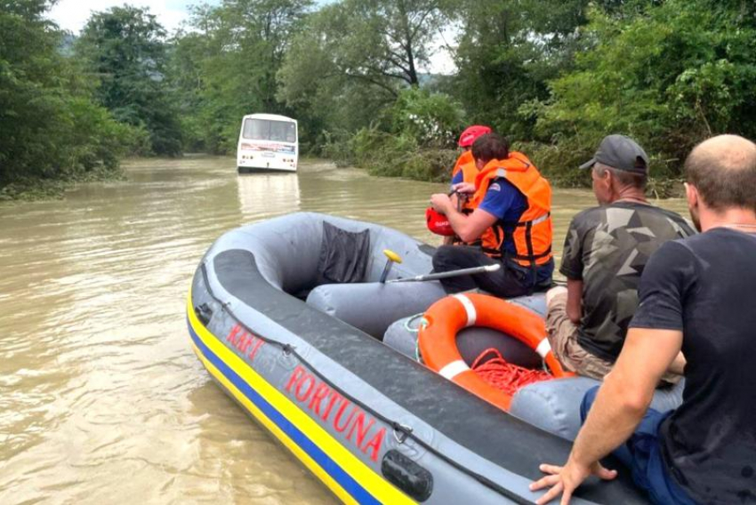 В кратчайшие сроки наладить энерго- и водоснабжение, оказать помощь всем пострадавшим в Краснодарском крае при ЧС поручил губернатор