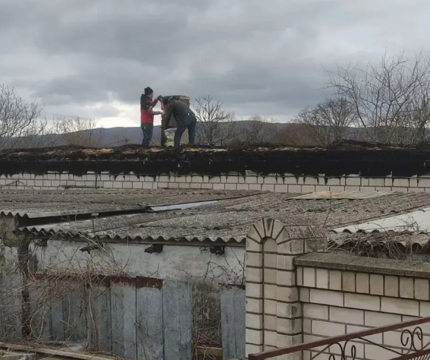 Все крошится в руках: семья из станицы под Новороссийском осталась без дома после пожара