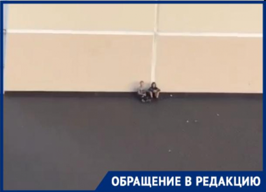 Куда смотрят родители: в Новороссийске школьники свободно гуляют по крышам