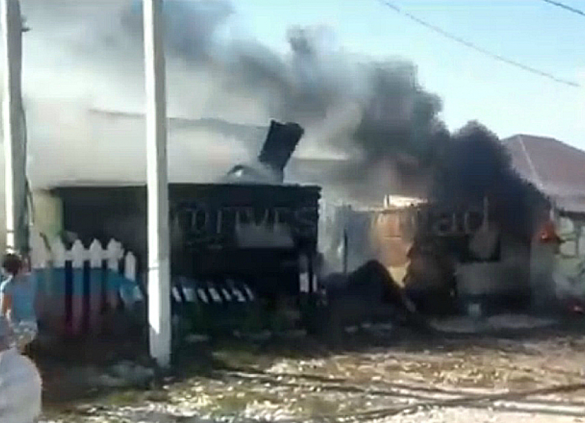 Из-за взрыва загорелся дом в пригороде Новороссийска