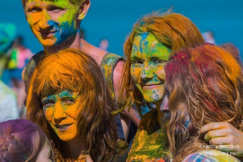 В Новороссийске фестиваль красок Холи собрал рекордное количество участников