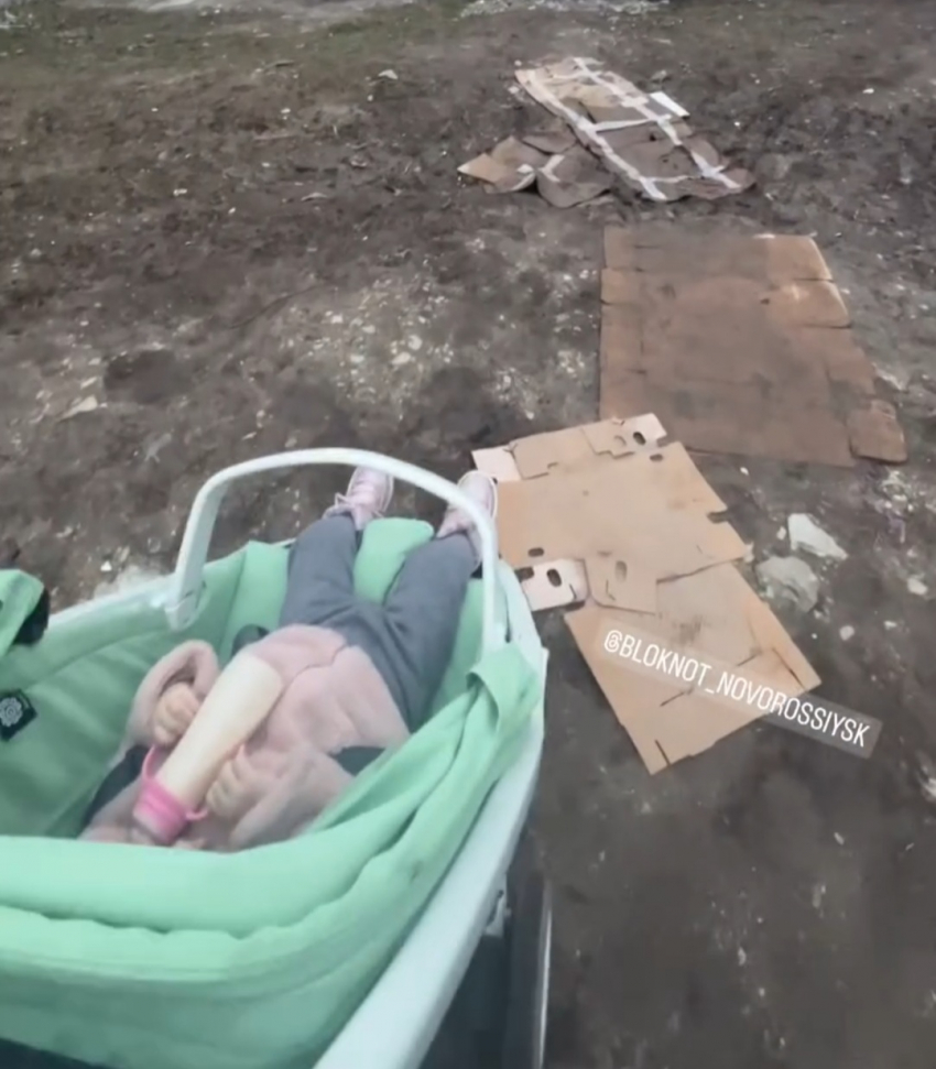 Новороссийцы отводят детей в детский сад через футбольное поле и грязь 